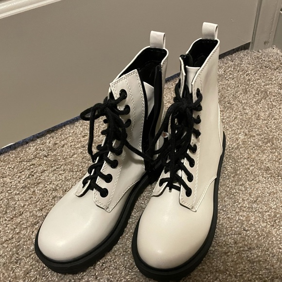 Never worn Faux Leather Lace-up Ankle Booties, White & Black size 8.5 - Picture 2 of 2